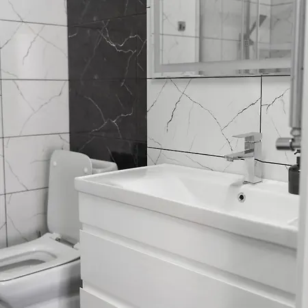 Rentwill Diplomat Apartment *